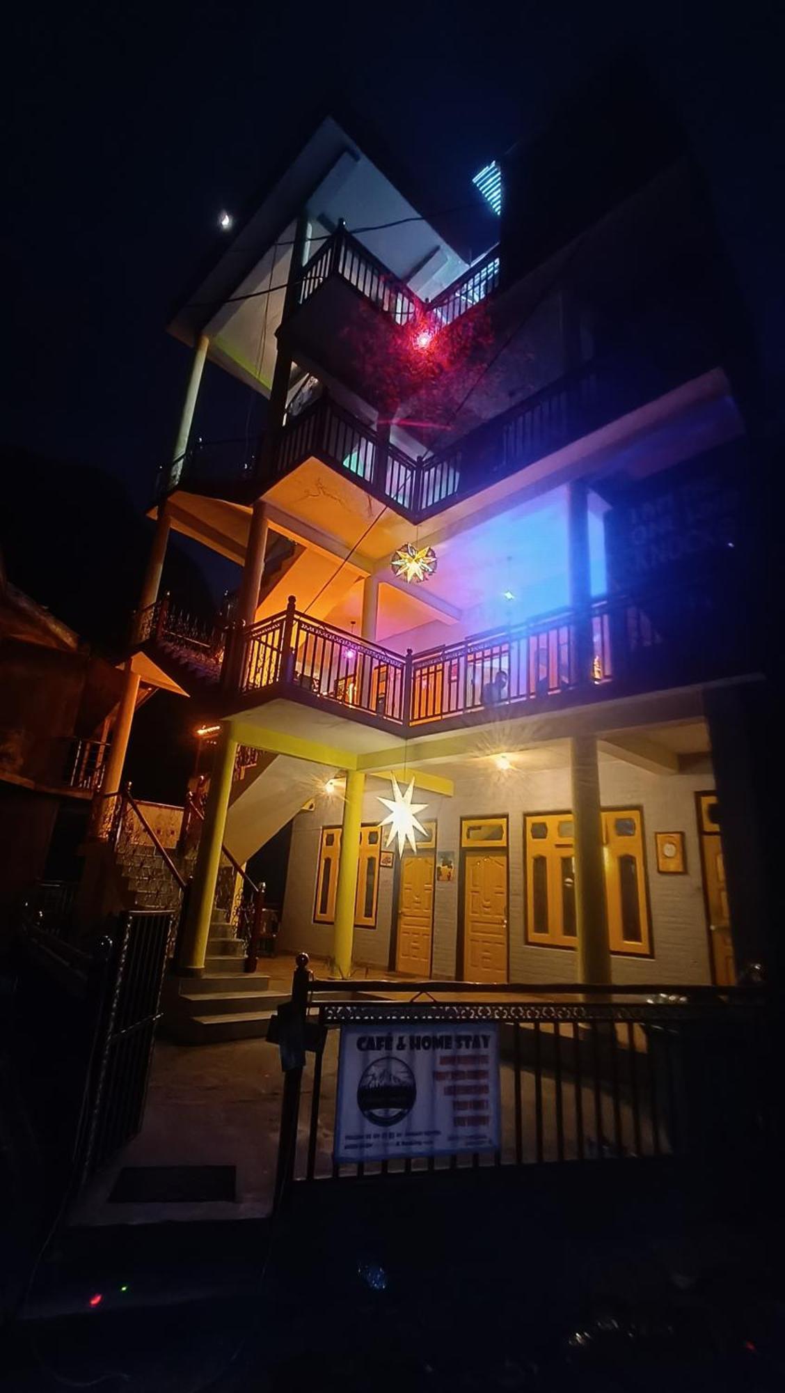 Pahadirovers & Cafe Homestay *