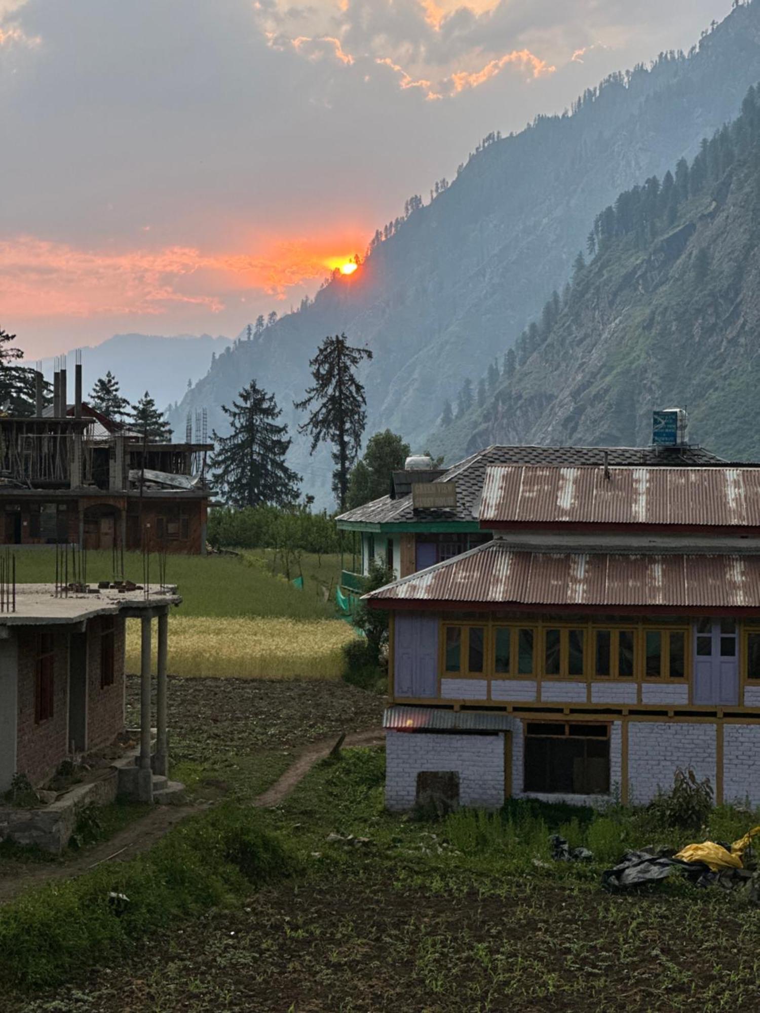 Pahadirovers & Cafe * Kasol